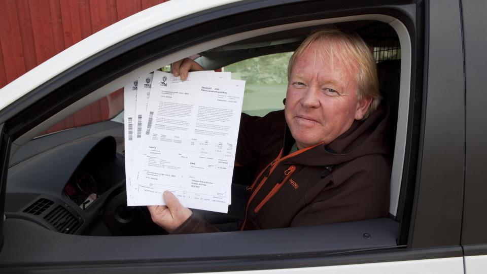  SKJ�NNER IKKE LOGIKKEN:  Elektroinstallat�r Terje J�rgensen i Krager� har seks biler. Postmannen fant bare fram med fakturaen p� to av dem f�r betalingsfristen for �rsavgift gikk ut 20. mars. De andre fakturaene kom i sluttten av forrige uke - med purregebyr p� direkten og trussel om avskiltning fra 22. mai. Foto: TORBJ�RN BERG.
