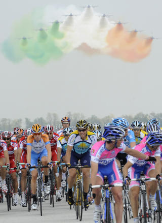 HELT VERST: Den twitrende comeback-syklisten Lance Armstrong (midt i bildet) lot seg fascinere av det italienske luftv�penets �Frecce Tricolori� som fl�y over feltet i dag. Foto: Damien Meyer, AFP/Scanpix