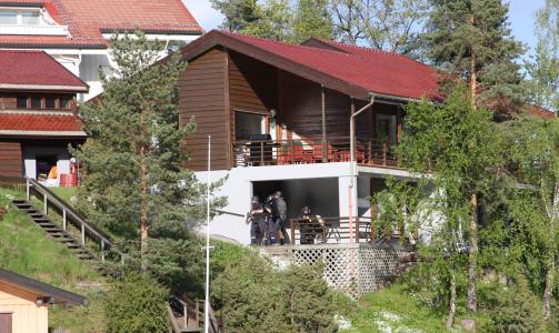 AKSJONERTE: Store politistyrker gjennoms�kte hus i omr�det da gjerningsmannen var p� frifot. Foto: SINDRE S�THER