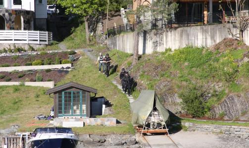 STOR POLITIAKSJON: Beredskapstroppen lette etter den antatte gjerningsmannen (61) i n�rmere en time f�r han ble funnet omkommet etter � ha tatt sitt eget liv. Foto: SINDRE S�THER
