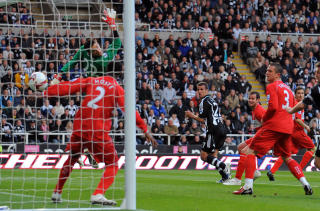 UTLIKNING: Newcastles Steven Taylor skaller inn utlikningen etter en corner ni minutter inn i kampen. Foto: Andrew Yates, AFP/Scanpix