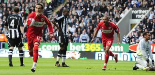 SJOKK�PNING: Boros Tuncay feirer etter at han presset Habib Beye til � sette ballen i eget nett etter bare to og et halvt minutt p� St. James' Park. Foto: Nigel Roddis, Reuters/Scanpix
