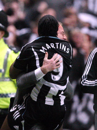 H�PET LEVER: Martins feirer med Shearer etter at han kom rett inn p� banen og scoret lederm�let. Foto: Scott Heppell, AP/Scanpix