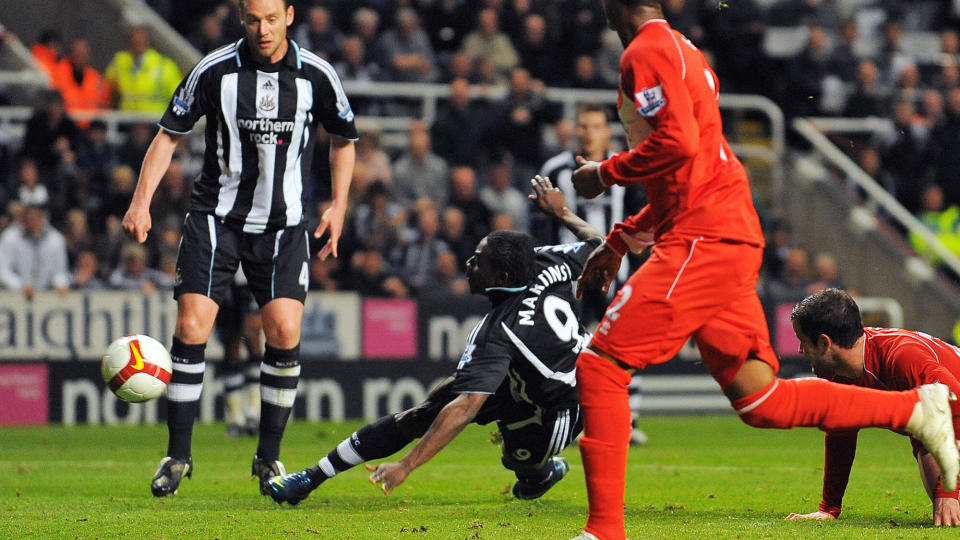 SUPERSUB: Obafemi Martins skled i skudd�yeblikket, men satte likevel inn lederm�let sekunder etter at han ble byttet inn av Alan Shearer. Martins var ogs� sterkt delaktig i forarbeidet da Peter L�venkrands banket inn 3-1-m�let. Foto: Andrew Yates, AFP/Scanpix