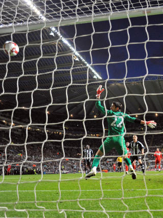 AVGJORT: Peter L�venkrands ser ballen suse inn over hodet p� Boro-keeper Brad Jones til 3-1.Foto: Andrew Yates, AFP/Scanpix