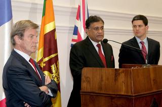UTENRIKSMINISTERENE: Storbritannias utenriksminister, David Milliband (t.h.) sammen med sin srilankiske kollega Rohitha Bogollagama og den franske utenriksministeren Bernard Kouchner (t.v.). Milliband �nsker at FNs sikkerhetsr�d skal involvere seg i konflikten. EPA/STR