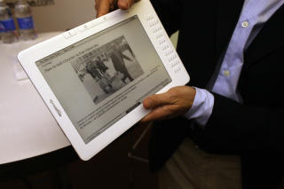 BREDDEFORMAT: Kindle DX har sensorer som automatisk skifter mellom h�yde- og breddeformat etter hvordan du holder lesebrettet. Foto: SCANPIX