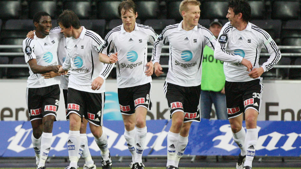 ODD-TRIO P� LANDSLAGET? Her jubler Odd for en scoring av Simen Brenne (midten). Han og Steffen Hagen (andre fra h�yre) b�r v�re landslagsaktuelle, mener Odds trener. Foto: Trond Reidar Teigen  / SCANPIX