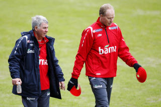 GIKK UTENP� RBK-SPILLERE: Det er Ola By Rises vurdering av Simen Brenne da han s� RBK mot Odd. Her sammen med sjefen, Egil Olsen.
Foto: H�kon Mosvold Larsen  / SCANPIX .