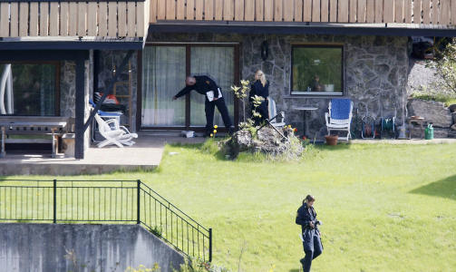 GJENNOMS�KER: Her er kriminalteknikere fra Asker og B�rum politidistrikt i gang med � unders�ke huset og eiendommen til den drepte Mette Borgen (59) fra Nes�ya. Foto: Bj�rn Langsem