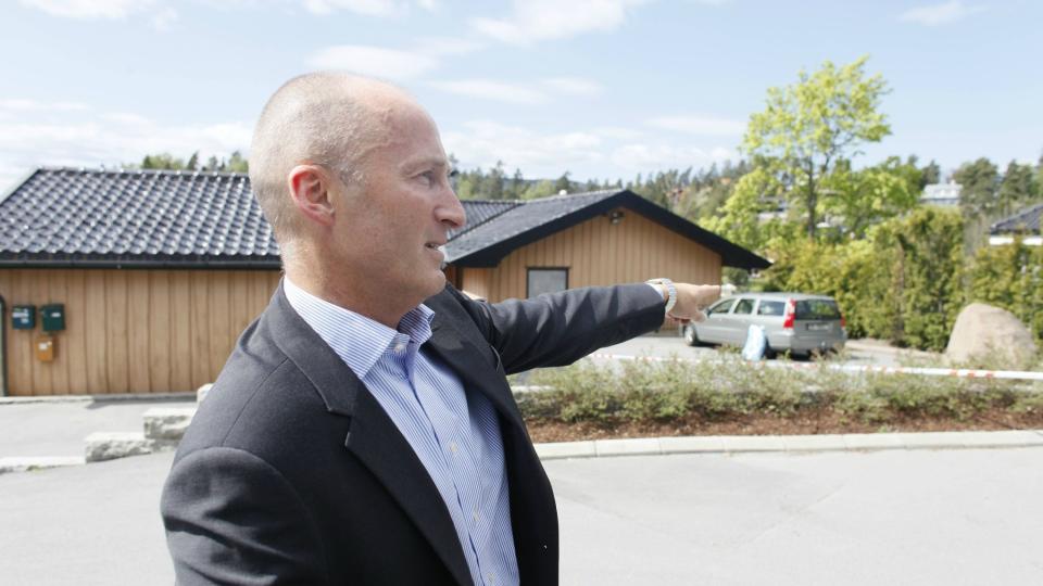 LANGVARIG RETTSTVIST: De tidligere ektefellene har lenge v�rt uenige om hvem som skulle ta over huset p� Nes�ya, forteller nabo Per Ivar Mj�r.  Foto: BJ�RN LANGSEM