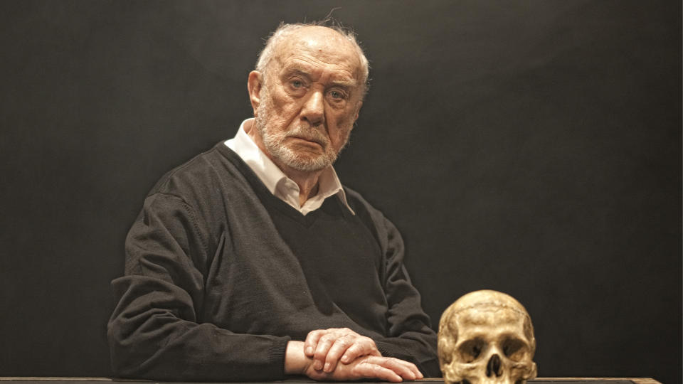 STOR FORMIDLER:Espen Skj�nberg ser p� Hamlet som et menneske som kan forst�s og medynkes i �Om Hamlet�, mener Dagbladets anmelder. Foto: Per Maning/Nationaltheatret