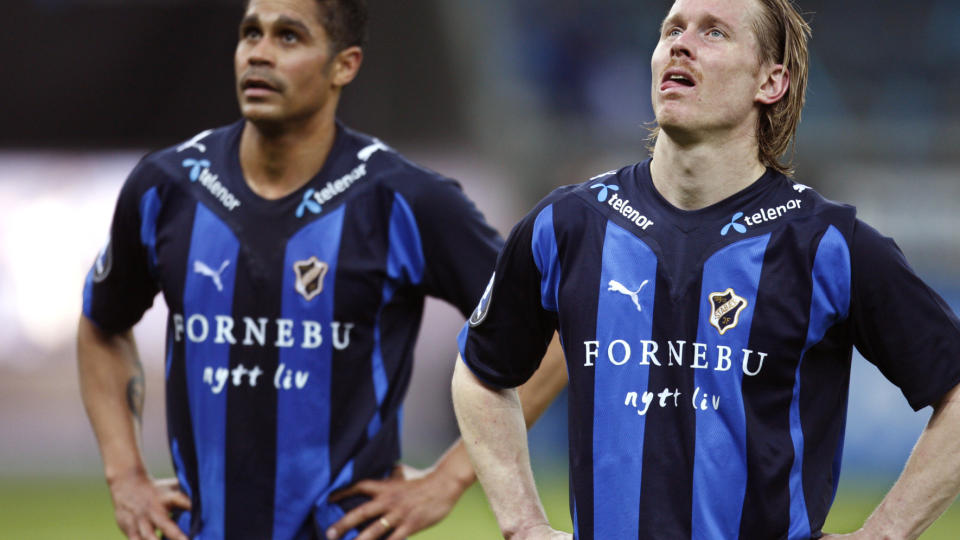 BEST OG VERST BART: Jon Inge H�iland mener Fredrik Berglund (t.h.) har hatt b�de den beste og verste barten av Stab�k-gutta. Barte-initiativtaker Daniel Nannskog (t.v.) er blant de som har benyttet muligheten til � ta barten etter seieren mot Sander i cupen i helga, r�per H�iland. 
Foto: Bj�rn Sigurds�n, Scanpix