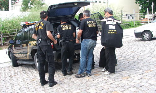 SLO TIL: Under politiets razzia mot B-gjengen ble det
beslaglagt store mengder dokumenter og datautstyr. Foto:
Heracles Dantas/ Journal de Hoje