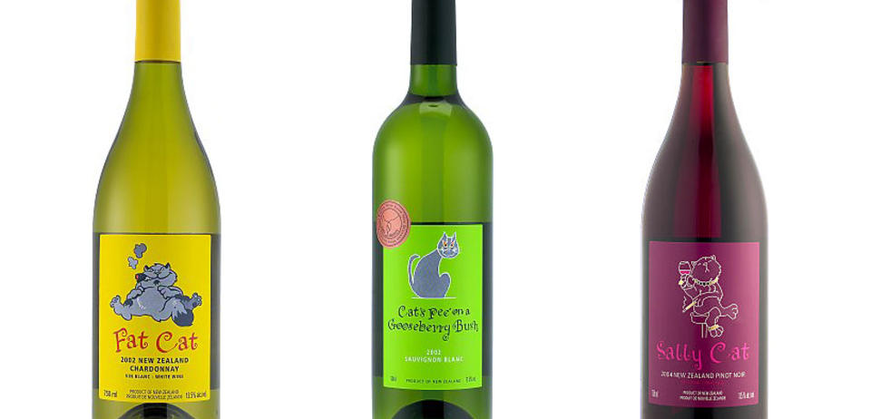 TAR DET HELE MED ET SMIL: Newzealandske vinprodusenter har den siste tiden lansert en rekke viner som spiller nettopp p� at vinen inneholder mikroskopiske mengder katteurin. PRODUKTFOTO