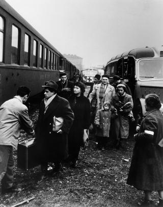 UNGARN 1956: Oppstanden mot den sovjetiske okkupasjonsmakten varte fra 23. oktober og 4. november 1956, da sovjetiske tropper slo hardt tilbake. Dette fotografiet viser ungarske flyktninger p� vei til Sveits. Foto: AP/UNHCR