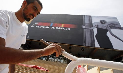 SISTE FORBEREDELSER: Alt skal v�re klart n�r den f�rste r�de l�peren tar imot filmpersonligheter i kveld. FOTO: SCANPIX/REUTERS