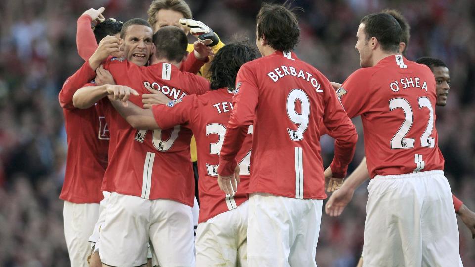 FIRE DAGER FRA GULL: Manchester United har holdt st� kurs for gullet etter to feilskj�r mot Liverpool og Fulham tidligere i v�r. Kampene mot Wigan i morgen og Arsenal l�rdag kan avgj�re ligainnspurten til de r�des fordel. Foto: EPA/SCANPIX