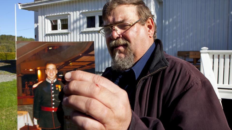 ULOGISK:  Pappa Knut Moland jr. viser fram bildet av s�nnen Tjostov Moland i gardeuniform.  S�nnen er n� arrestert for drap i Kongo, men faren mener hendelsesforl�pet virker lite sannsynlig. FOTO:TORBJ�RN BERG/DAGBLADET