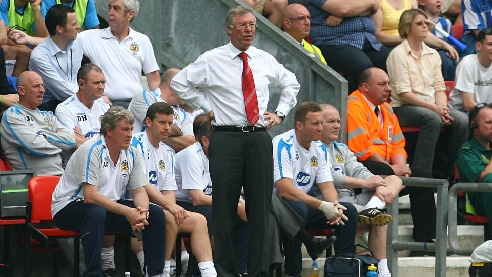 GODE MINNER: I fjor sikret Alex Ferguson og Manchester United gullet p� JJB Stadium omtrent p� denne tida. I �r trengs det ett poeng til selv om det blir seier mot Steve Bruce og Wigan, men sistnevnte lover � gj�re sitt for at det ikke blir enkelt for gjestene i morgen. Foto: SCANPIX/AFP PHOTO/PAUL ELLIS