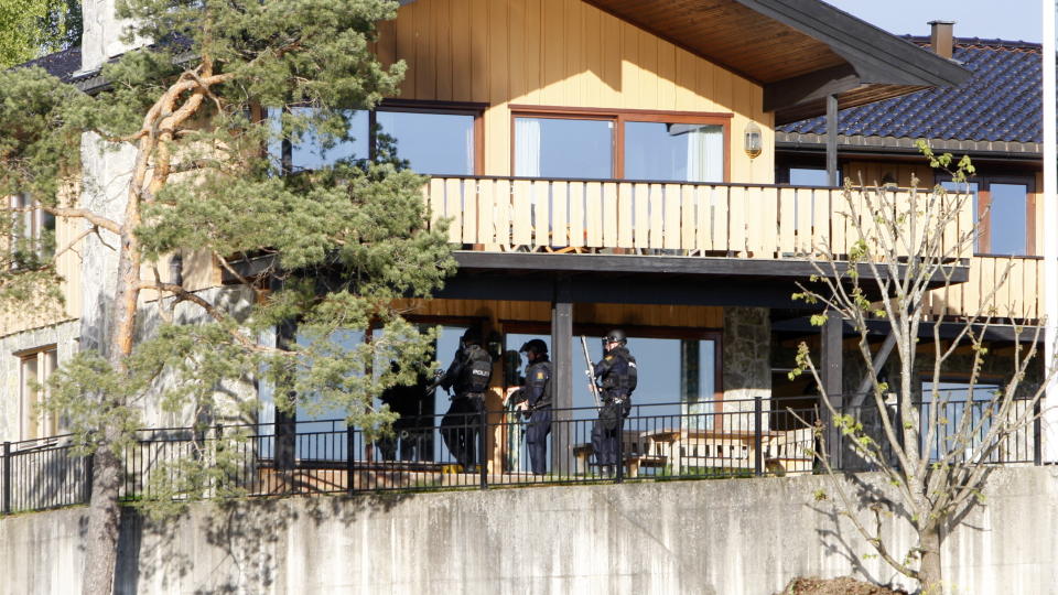 POLITIAKSJON: Politiet ble varslet om skyteepisoden p� Nes�ya, men livene til Mette Kreim Borgen og Isabelle Kreim Lie stod ikke til � redde. Foto: Knut Falch/Scanpix