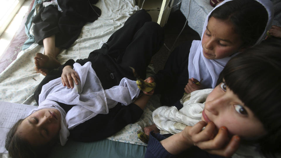 GIFTGASS? N�rmere 200 afghanske skolejenter er lagt inn p� sykehus de siste ukene etter hva som mistenkes � v�re giftangrep p� skolene, men s� langt er det ingenting som tyder p� angrep. Taliban nekter for � st� bak episodene. (AP Photo/Rafiq Maqbool)