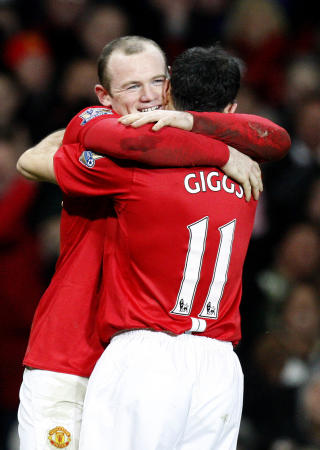NUMMER TO OG TRE: Ryan Giggs og Wayne Rooney havnet p� plassene bak Gerrard. Med seks av �tte p� topplista er nok Manchester United likevel ganske forn�yde. Foto: AP Photo/Jon Super