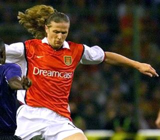 BER WENGER �PNE LOMMEBOKA: Emmanuel Petit mener det er p� tide at Arsene Wenger kj�per noen etablerte stjerner for � balansere alle de unge talentene i klubben.Foto: PHILIPPE HUGEN/SCANPIX