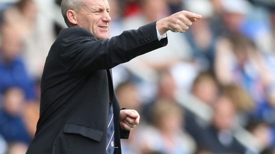 GIR OPP: Steve Coppell f�rte Reading opp til Premier League, f�r nedrykket i fjor v�r. Manageren klarte ikke � f�re laget opp igjen. Foto: AP Photo/Tom Hevezi