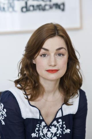 IDENTIFISERER SEG MED BESTEMOREN: I l�pet av arbeidet med boka opplever Johanna Adorj�n mange likhetstrekke mellom henne og bestemoren som d�de. Foto: Peter von Felbert/ Random House/Luchterhand Literaturverlag