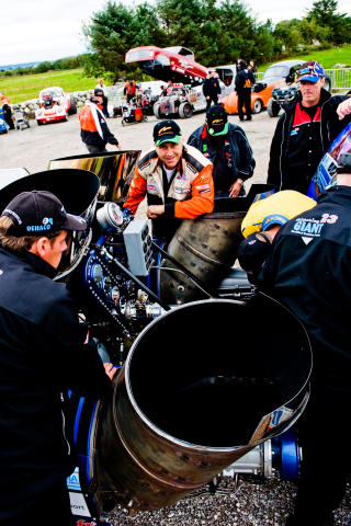 SJEKKER KONKURRENTENE: Willlem Veldhuizen (midten) fra Nederland vant sin 15. tittel p� Bryne i klassen Superstock. Knivingen teamene imellom er ikke hardere enn at det er lov til � sjekke ut konkurrentenes innovasjoner. Her studerer han helikoptermotor-drevne Whispering Giant.
