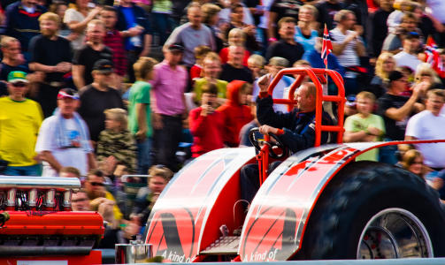 LOKAL HELT: Norge er en lilleputt-nasjon i tractorpulling, og hjemmepublikumet jubler n�r Nils Oma fortsatt er med i kampen om medaljene.