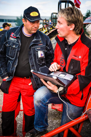 HIGHTECH: N�r Trond Nedreb� (t.h.) diskuterer motor med en konkurrent, er ikke mye overlatt til tilfeldighetene. Motoren p� Museumspower II er full av digitale sensorer.