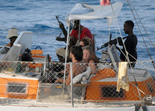 KAPRET YACHT: Dette bildet viser pirater om bord p� Tanit. Et medlem av den franske Lemacon-familien ble drept, da franske kommandosoldater skulle sl� til mot piratene. Foto: AFP PHOTO/ECPAD/SCANPIX