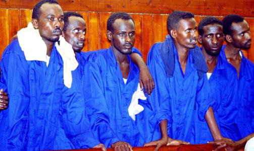 KAPRING SOM GIKK GALT: Noen av de 11 mistenkte piratene som i g�r m�tte i retten i Mombasa. De fors�kte � kapre den franske overv�kningsfregatten �Nivose�. Piratene trodde det var et vanlig lasteskip. Foto: EPA/STRINGER/SCANPIX