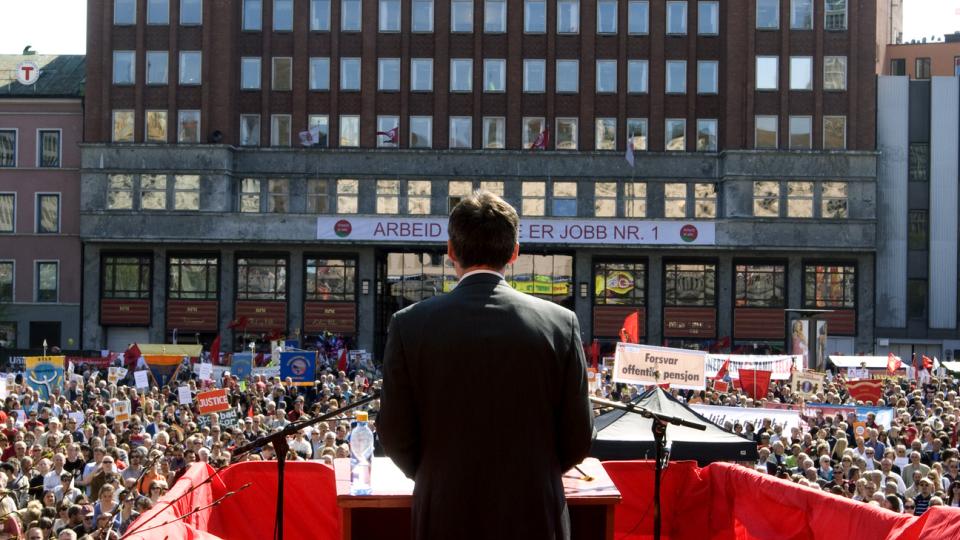 SPORL�ST FORSVUNNET: I boka Klassekamerater er statsminister Jens Stoltenberg forsvunnet. Partiapparatet fors�ker seg med en falsk Jens p� 1. mai. Foto: Bj�rn Sigurds�n / SCANPIX