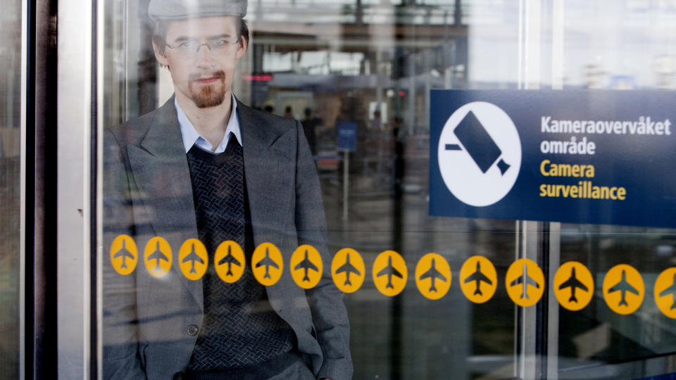 FULL KONTROLL: Joakim Hammerlin mener vissheten om at alt kan overv�kes gj�r noe med hele mentaliteten v�r. Her fotografert p� Oslo Lufthavn Gardermoen, der passasjerer daglig opplever resultatet av terrofrykten. Foto: Espen R�st