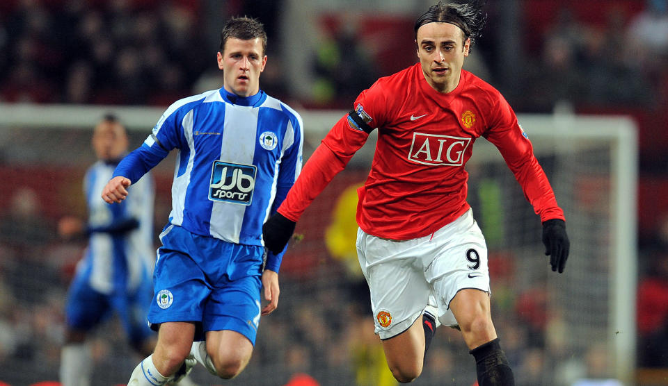 KAN N�RMEST SIKRE GULLET I KVELD: Om Dimitar Berbatov og Manchester United sl�r Ryan Taylor og Wigan i kveld trenger de baer ett poeng p� to kamper for � v�re helt sikre p� at ligagullet forblir p� Old Trafford i �r ogs�.Foto: AFP/ ANDREW YATES