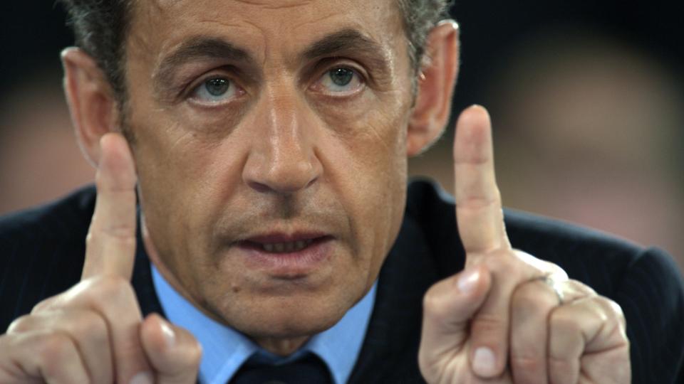 EU MIDT IMOT: Mens EU-parlamentet nettopp vedtok et lovtillegg til den s�kalte telekompakken som gj�r det ulovlig � fra ta borgere internettforbindelsen uten en rettslig kjennelse, vil Frankrikes president Nicholas Sarkozy p�legge nettleverand�rer � ta fra fildelere nettforbindelsen etter tre advarsler. I g�r ble det omstridte lovforslaget vedtatt i den franske nasjonalforsamlingen. Foto: SCANPIX