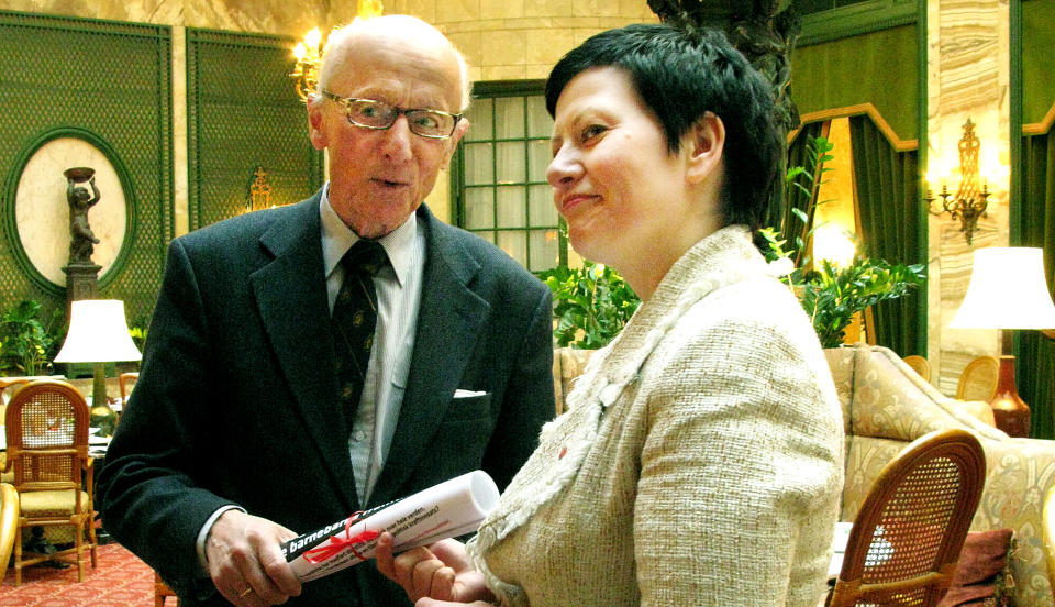 Tidligere statsminister og h�yremann K�re Willoch overrakte Besteforeldreaksjonens appell til fiskeriminister Helga Pedersen. (Foto: Alicia Ryberg)