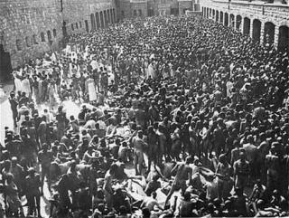 EN UKJENT HISTORIE: Bestefaren til Johanna Adjor�n havnet i konsentrasjonsleiren Mauthausen. Det snakket familien aldri om. Her blir fangene desinfisert i g�rdsrommet i konsentrasjonsleiren. Foto: WIKIMEDIA
