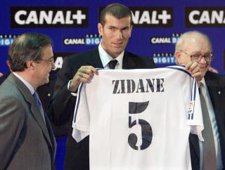 GALACTICOS: Zinedine Zidane var kanskje den aller st�rste da Galacticos herjet p� starten av 2000-tallet. Her med Florentino Perez og Alfredo Di Stefano ved sin side. Foto: REUTERS