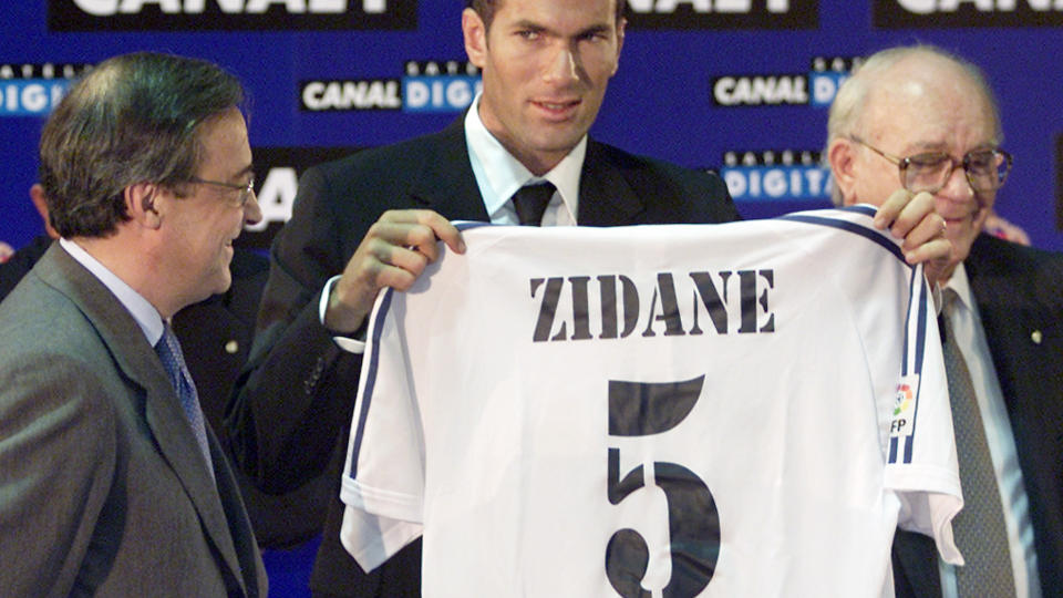 VERDENSREKORD: Florentino Perez (venstre) bladde opp over 600 millioner da han hentet Zinedine Zidane til Real Madrid i 2001. N� hevder spansk presse at Zidane vil f� ansvaret for � sikre store internasjonale navn til klubben under en ny Perez-�ra i Real - f�rstemann inn skal v�re Franck Ribery. Foto: SCANPIX/REUTERS/Andrea Comas