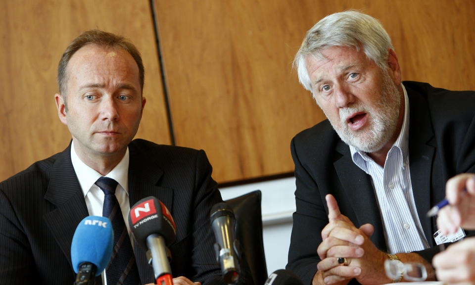 KJ�PER SENDETID: Kultur- og kirkeminister Trond Giske (Ap) og Finn H. Andreassen (t.h.) fra Frikanalen p� tirsdagens pressekonferanse om politisk reklame . Foto: Erlend Aas / SCANPIX