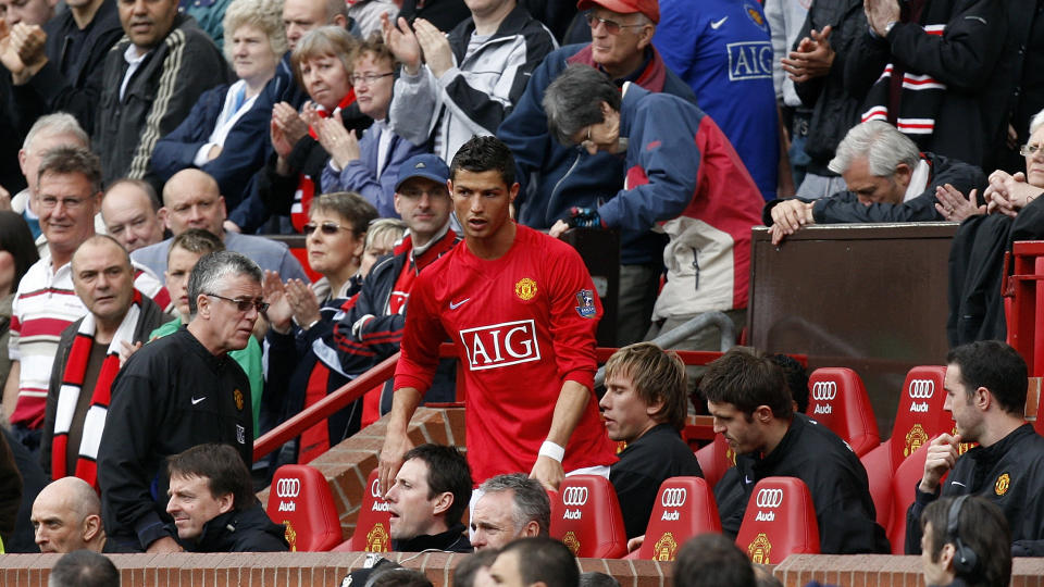 DEN STORE PROTESTEN: En tydelig misforn�yd Cristiano Ronaldo setter seg her p� innbytterbenken til Manchester United. Der sutret han f�r han forlot Old Trafford uten � smile etter seieren mot byrival City. Foto: AP