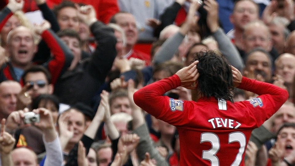 SCORET MOT CITY: Carlos Tevez kan ha spilt sin siste United-kamp. Her tar han i mot jubel fra fansen etter m�let mot byrival City 10. mai. Foto: AP/Jon Super