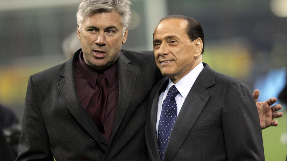 GLATTER OVER: Milan-president Silvio Berlusconi ga tilsynelatende manager Carlo Ancelotti all skyld for at Milan ikke har vunnet noe denne sesongen - men det var jo ikke det han mente. Foto: SCANPIX/AP/Alberto Pellaschiar