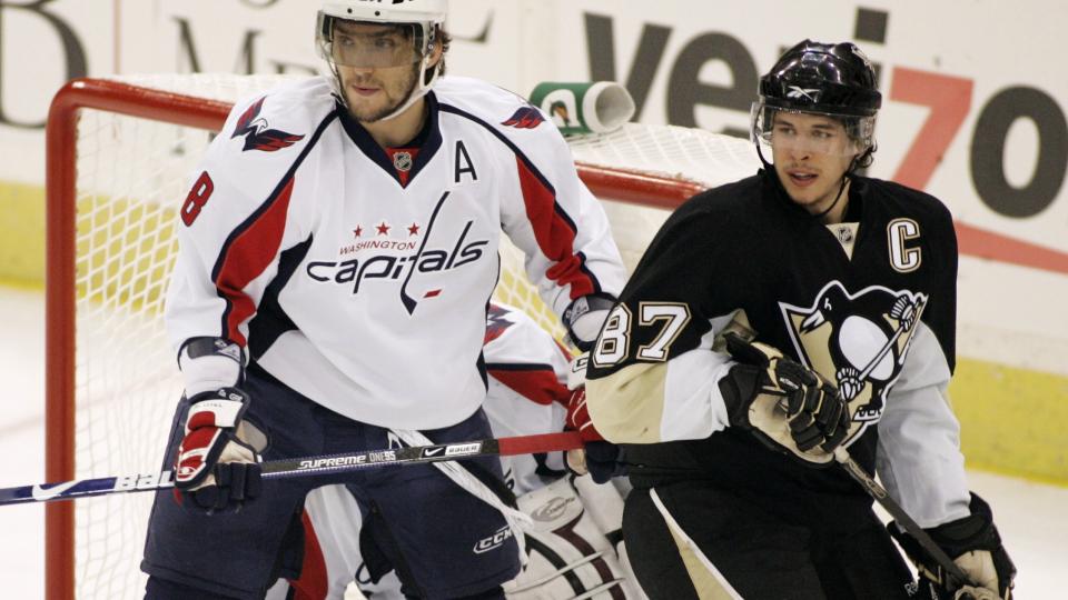 EN RYKER UT: Washington Capitals' AlexANDER Ovetsjkin (t.v) og Pittsburgh Penguins' Sidney Crosby er superstjernene som trolig vil avgj�re nattens sjuende og avgj�rende kvartfinale i NHL-sluttspillet mellom de to lagene. Foto: Jason Cohn Reuters/Scanpix