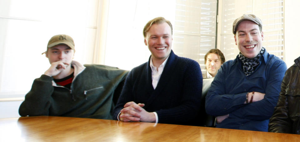 SUKSESS Etter at �Max Manus� slo alle rekorder fikk Thomas Nordseth-Tiller (t.h.) og skuespillerne Knut Joner og Christian Rubeck servert bl�tkake p� kulturminister Trond Giskes kontor. N�, bare m�neder senere, er Nordseth-Tiller g�tt bort etter et lengre tids sykeleie.