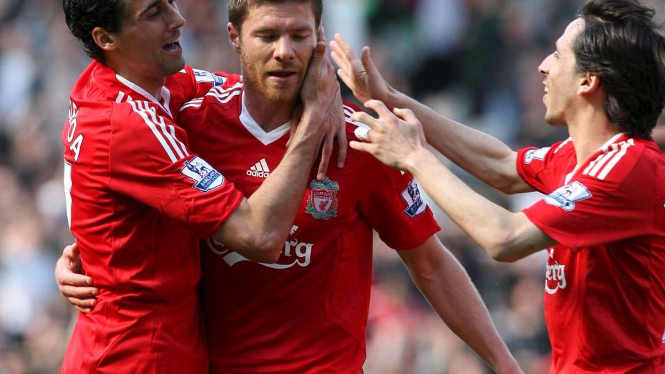 KOSER SEG: Xabi Alonso trives sammen med Alvaro Arbeloa (t.v.) og Yossi Benayoun (t.h.) i Liverpool, forsikrer agenten hans. Alonso er ettertraktet p� overgangsmarkedet, hevdes det i engelske aviser. Foto: Lindsey Parnaby, EPA/Scanpix